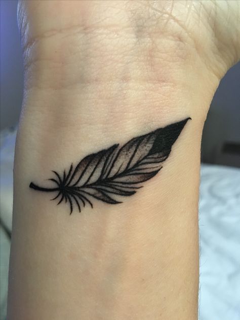 Feather Forearm Feather Tattoo, Feather Tattoo Men, Valentine Tattoos, White Feather Tattoos, Bholenath Tattoo, Tattoo Peito, Black And Silver Eye Makeup, Small Feather Tattoo, Lisa Tattoo