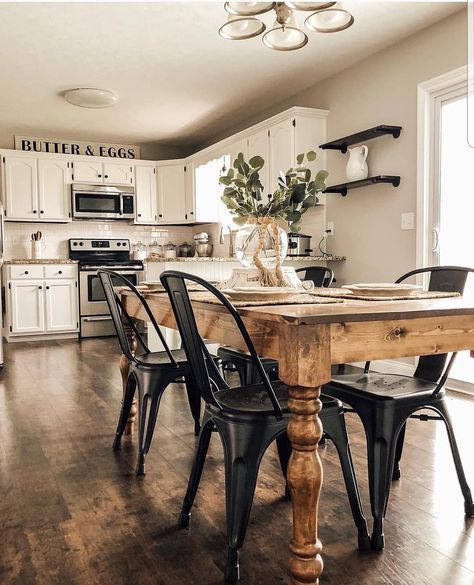 Farmhouse Lookbook on Instagram: “Those black metal chairs against that wood! Love. Source: @the_lovenest  #farmhouse #farmhousedecor #farmhousebedroom #farmhousebath…” White Farmhouse Table, Black Chairs, Farmhouse Dining Room Table, Farmhouse Kitchen Tables, Casa Container, Kitchen Farmhouse, Farmhouse Dining Table, Design Del Prodotto, Farmhouse Dining Room