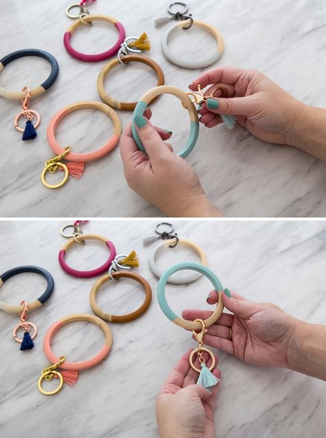 These trendy bangle keychain bracelets are super easy to make! Diy Keychain Ideas, Diy Bracelet Keychain, Trendy Keychains, Diy Bangles, Bangle Keychain, Bangle Diy, Diy Keychains, Tassel Crafts, Diy Bangle Bracelets