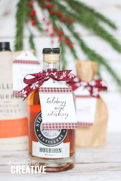 Free Printable Whiskey Gift Tags | Looking for an easy gift for that impossible to buy for man in your life? These gift tags take a bottle of whiskey to a holiday level easily! Domestically Creative Whiskey Christmas Gift, Whiskey Gift Basket, Mini Alcohol Gifts, Whiskey Gifts Basket, Bottle Of Whiskey, Bottle Gift Wrapping, Bottle Gift Tags, Free Printable Gift Tags, Whiskey Gifts