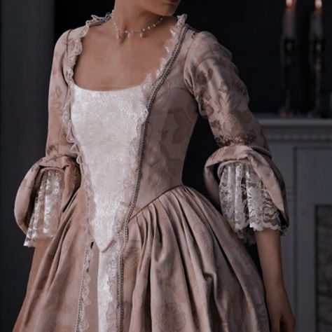 1800 Dresses Aesthetic, Victorian Women Dress, Vintage Queen Dress, Aesthetic Medieval Dress, Royality Dress Aesthetic, Princess Gown Royalty Medieval, 1800 Dress Aesthetic, Bridgerton Dresses Queen, Queen Outfits Aesthetic