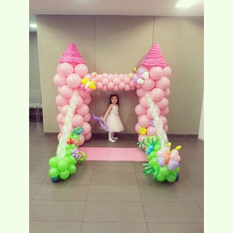 princess castle backdrop - Google Search Castle Entryway, Princess Castle Backdrop, Princess Balloons, Fairy Tale Castle, Castle Backdrop, Princess Birthday Party Decorations, Disney Princess Birthday Party, Princess Theme Birthday, Princess Theme Birthday Party