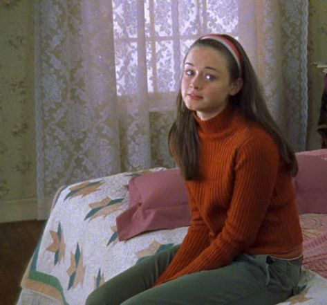 rory gilmore outfit inspiration 90s fashion low rise jeans and red sweater turtleneck Rory Gilmore Red Turtleneck, Rory Gilmore Turtleneck Outfit, Rory Gilmore Outfits College, Rory Gilmore Red Sweater, Red Turtleneck Outfit Aesthetic, 90s Turtleneck Outfit, Rory Gilmore Red, Rory Gilmore Christmas, Rory Fashion