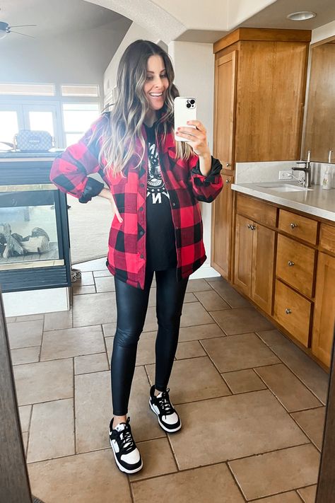 Red And Black Sneakers Outfits, Outfit With Dunks Women, Nike Black And White Dunks Outfit Woman, Panda Dunk Outfits Women, How To Wear Dunks Women, Women’s Dunks Outfit, Womens Nike Dunks Outfit, Cute Outfits With Nike Dunks, How To Style Dunks Low Women