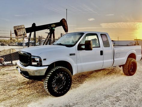 99 f250 super duty with a level kit, 22 inch wheels and 35 tires 1999 Ford F250 Super Duty, F250 Lifted, Ford F250 Diesel, F250 Diesel, Diesel Trucks Ford, Ford Diesel, Trucks Ford, Ranger Truck, Ford Ranger Truck