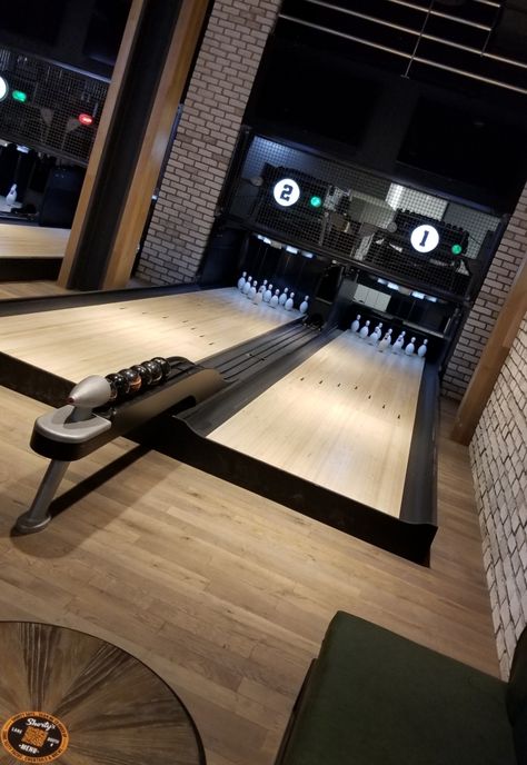 Indoor Bowling Alley, Duckpin Bowling, Home Bowling Alley, Basement Game Room Ideas, Sport Bar Design, Modern Man Cave, Small Home Theaters, Mens Room Decor, Basement Games