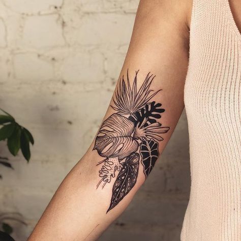 Tropisches Tattoo, Side Ideas, Tropical Tattoo, Tattoos 2024, Matisse Inspired, Plant Tattoo, Abstract Forms, Arrow Tattoo, Botanical Tattoo