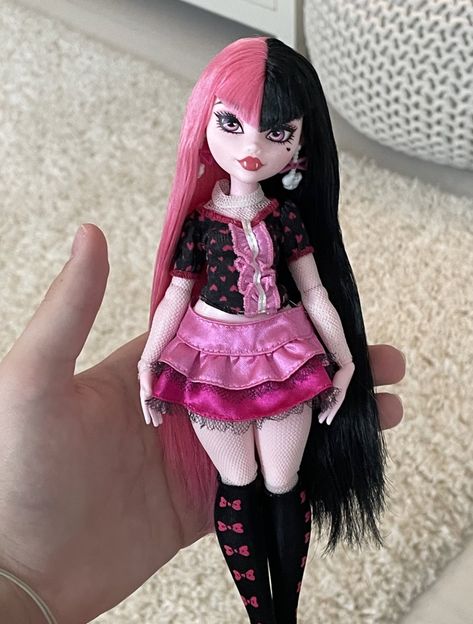 Michael•Clops👁🩹 on Twitter: "Best Draculaura doll ever https://t.co/ZzhIyTTYd8" / Twitter New Monster High Dolls, Draculaura Doll, Monster High Doll Clothes, Arte Monster High, Monster High Pictures, Moster High, Doll Aesthetic, Monster High Art, Monster High Characters