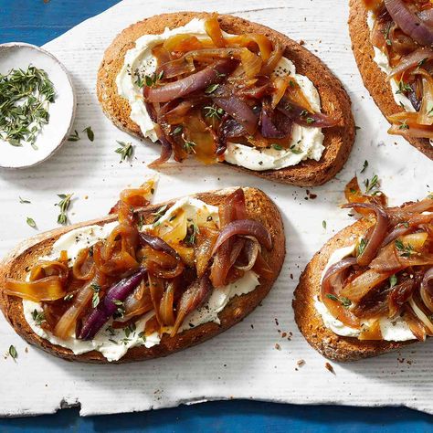 Caramelized Onion & Goat Cheese Toast Cheese Toast Recipe, Pizza Gourmet, Caramelized Onions Recipe, Balsamic Onions, Caramelized Onion Dip, Goat Cheese Recipes, Cheese Toast, Caramelized Onion, Onion Recipes