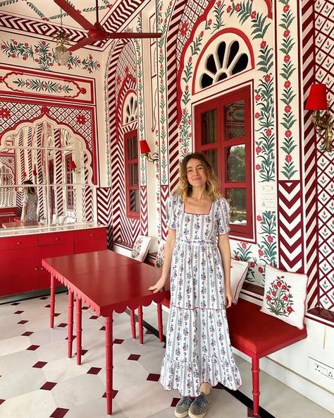 Tess Newall 🔆 on Instagram: "🎟️ Villa Palladio is like being in a Wes Anderson film. It is also a lesson in limited palettes, side-by-side patterns, and simple painting in block colours. The graphic feel gives a contemporary spin on an ancient craft and it’s GREAT" Hand Painted Wall Designs, Painted Wall Designs, Villa Palladio, Tess Newall, Wes Anderson Films, Italy House, Artist Home, Simple Painting, India Style