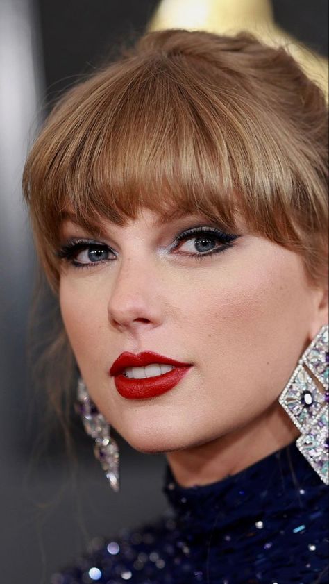 Grammys 2023 Taylor Swift Red Lips, Taylor Swift Red Lipstick, Grammys Performance, Grammys 2023, Taylor Swift Photoshoot, Wear Red Lipstick, Red Lip Makeup, Estilo Taylor Swift, Taylor Swift Facts