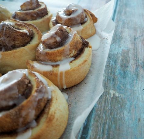 Easy Yeast Free Cinnamon Scrolls for thermi - i might make one dough and halve it, one cinamon and pizza Scrolls Recipe, Cinnamon Scrolls, Thermomix Baking, Yummy Bread, Pies Maker, Thermomix Desserts, Pumpkin Spice Cupcakes, Healthy Snacks Easy, Incredible Recipes