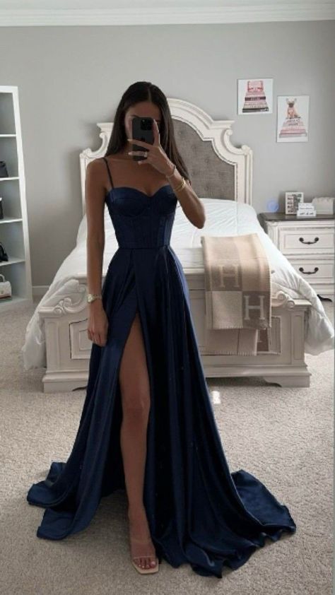 Prom Dress Inspo, Classy Prom, Prom Dresses Elegant, Classy Prom Dresses, Stunning Prom Dresses, Party Kleidung, Prom Dress Inspiration, Cute Prom Dresses, Pretty Prom Dresses