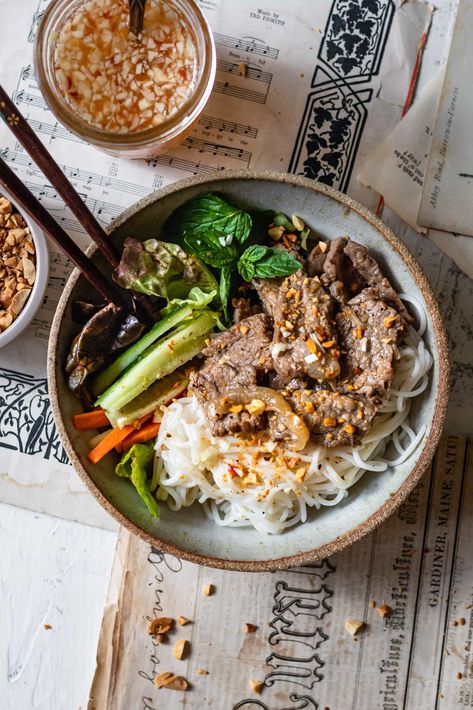 Bun Bo Xao Recipe, Beef Noodle Salad, Salad Calories, Cooking Therapy, Vermicelli Recipes, Vietnamese Beef, Blogger Ideas, Bowl Meals, Asian Pork