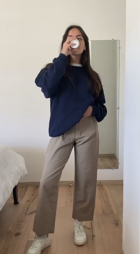 Sweatshirt Office Outfit, Physiotherapist Outfit, Trousers And Tshirt, Calm School Fits, Shirt And Jumper Outfit, Causal Outfits 2024, Chicago Outfit, Work Fits, Jumper Outfit