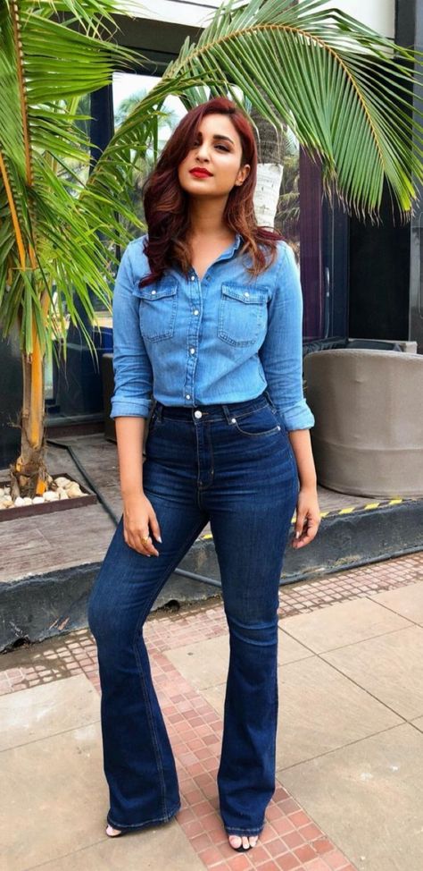 Parineeti chopra Parineeti Chopra Outfits, Pear Fashion, Parneeti Chopra, E Business, Female Celebrity Fashion, Trendy Bags, Simple Eye, Stylish Fall Outfits, Parineeti Chopra