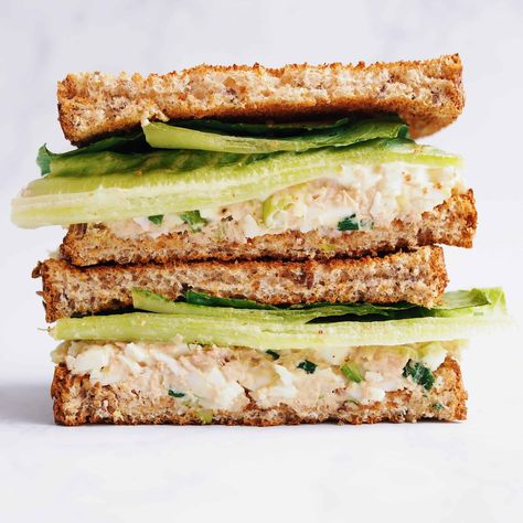 Tuna Egg Salad Sandwich. A delicious creamy tuna sandwich with eggs that is easy to make in 10 minutes! Egg Sandwich Healthy, Tuna Salad Sandwich Recipe, Tuna Egg Salad, Salad Sandwich Recipe, Egg Sandwich Recipe, Egg White Recipes, Egg Salad Sandwich Recipe, Egg Salad Sandwich, Tuna And Egg