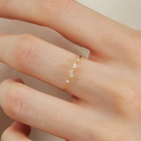 Gold,diamond rings design for Pakistani girls Simple Small Diamond Ring, Delicate Diamond Ring Designs, Small Ring Design, Elegant Simple Jewelry, Minimal Gold Engagement Ring, Small Gold Rings, Small Diamonds Ring, Small Diamond Jewelry, Dainty Rings Gold