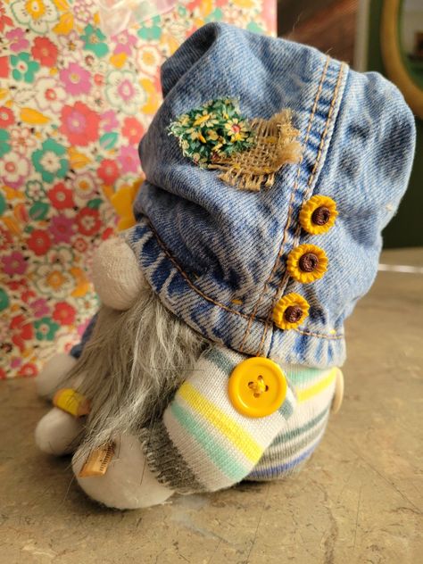 Denim Gnomes Diy, Spring Gnomes, Custom Crafts, Winter Wreath Diy, Gnomes Diy, Dyi Projects, Diy Gnomes, Wreath Diy, Sock Animals