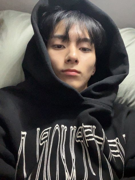 🦊💭 on X: "💌 [231109 4:57 PM CET] [231110 1:57 AM KST] 📸 🦊 Throw a photo immediately https://t.co/ETgaXZReCG" / X Villain Names, Single And Happy, Hero 3, Bare Face, All Hero, Best Kpop, Love People, Cutie Patootie, Boyfriend Material