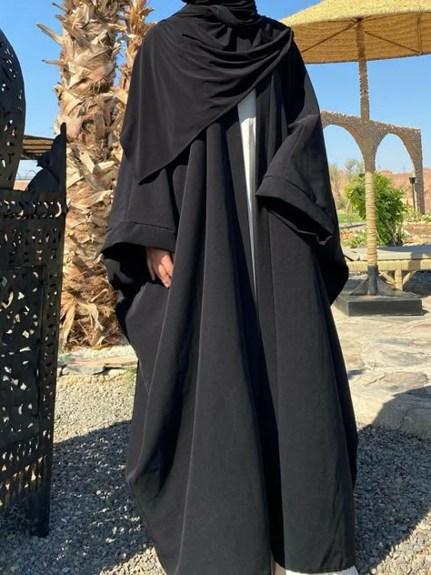 Plain Abaya Designs, Khaliji Abaya, Black Abaya Aesthetic, Simple Black Abaya, Outfit Ideas Long Skirt, Abaya Fashion Modern, Simple Abaya Designs, Mode Niqab, Designer Abaya