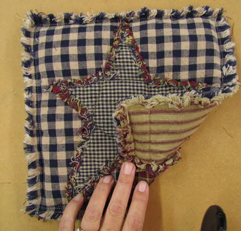 Ideas for Homespun Quilt Scraps, Potholder. love these Quilt Scraps, Rag Quilt Patterns, Quilted Potholders, Homespun Fabric, Primitive Crafts, Rag Quilt, Fabric Projects, Mug Rugs, Quilting Crafts