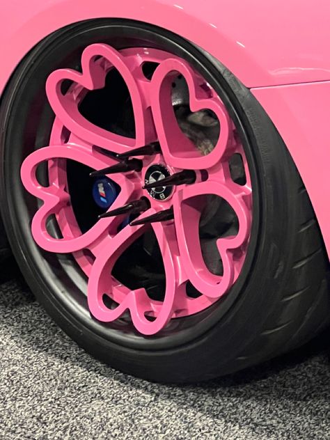 Pink Car Accessories, Serie Bmw, Pink Cars, Girly Car Accessories, Car Deco, Shop Car, Cool Car Accessories, Pimped Out Cars, Girly Car