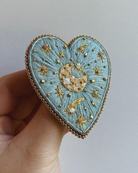 Embroidered Brooches, Embroidery Hearts, Embroidery Beading, Bead Embroidery Jewelry, Heart Brooch, Embroidered Heart, Sewing Embroidery Designs, 자수 디자인, Hand Embroidery Art