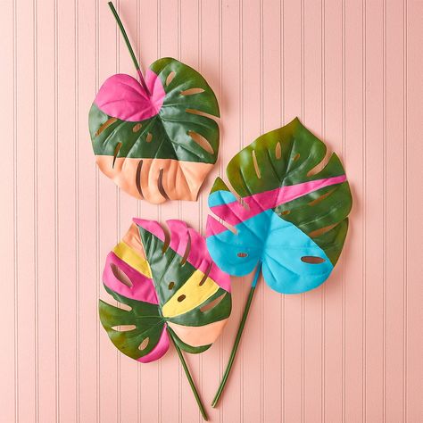 Painted Monstera Leaves, Spray Painted Palm Leaves, Diy Tropical Party Decorations, Spray Paint Leaves, Monstera Decoration, Tropical Crafts, Tropical Paradise Theme, Tropical Leaf Decor, Ganesh Chaturthi Decoration