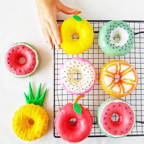 Twotti Fruity, Donut Decorating Ideas, Fruit Birthday Party, Cake Dessert Table, Donut Decorations, Fiesta Tropical, Cute Donuts, Donut Wall, Homemade Donuts