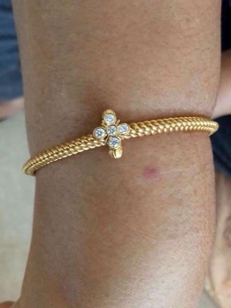 Light Weight Bangles Gold, Light Weight Gold Jewellery Indian, Kadas Bangles, Gold Bracelet Simple, Gold Bangles For Women, Gold Earrings Models, Gold Jewelry Simple Necklace, Diamond Necklace Designs, Gold Jewelry Stores