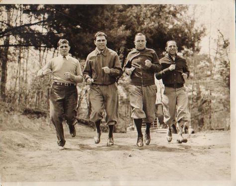 Max Schmeling doing roadwork, circa 1932. Boxing Images, Combat Sport, Lost Art, Martial Arts, Boxing, Berlin, Historical Figures, Science, Lost