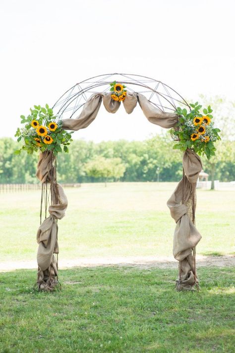 Horse Farm Wedding Arch Decor, Wedding Arch Rustic, Sunflower Themed Wedding, Country Style Wedding, Burlap Wedding, Fall Wedding Decorations, Wedding Inspiration Fall, Rustic Chic Wedding, Sunflower Wedding