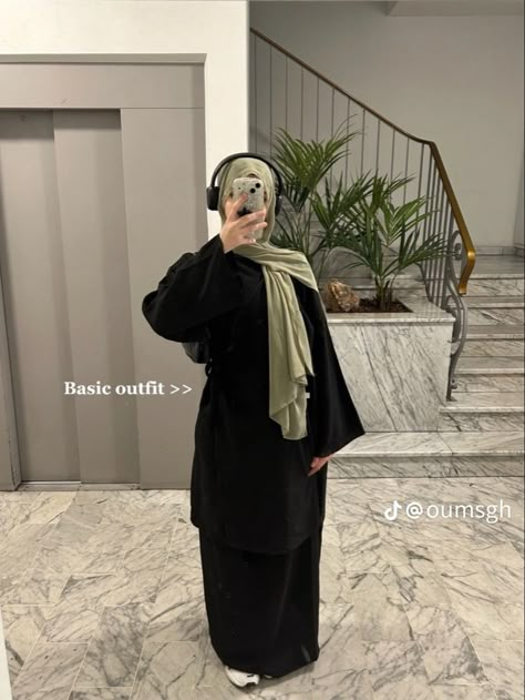 Black Hijabi Outfits, Hijabi Skirt Outfits, Minimalist Hijab, Aesthetic Hijabi, Islamic Modest Fashion, Modest Outfits Muslim, Modest Girly Outfits, Hijabi Fits, Hijabi Outfit