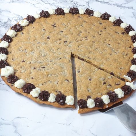 Great American Cookie Cake Recipe, Cake Mix Bar Cookies, Great American Cookie Recipe, Great American Cookie Cake, Homemade Cookie Cake, American Cookies Recipe, Bar Cookies Recipes, Homemade Cookie Cakes, Great American Cookie