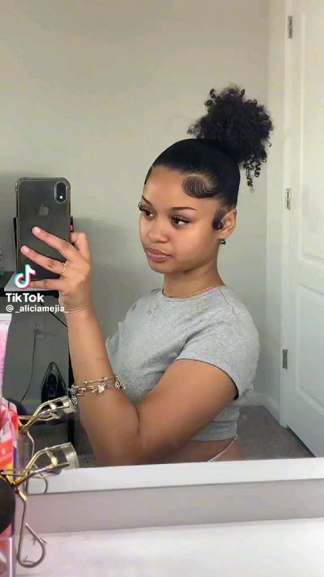 Get Inspired: Beautiful Afro Hair Buns for Beginners Hair Big Forehead, Hair Bun Design, Afro Hair Bun, 4c Natural Hairstyles Short, Bun Design, High Bun Hairstyles, Top Knot Bun, Hair Puff, Curly Hair Videos