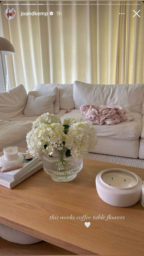 Living Room Ideas Girly, Girly Living Room Ideas, Girly Apartment Ideas, Feminine Apartment, Girly Living Room, White Couch, Girly Apartments, College Apartment Decor, Dream Apartment Decor