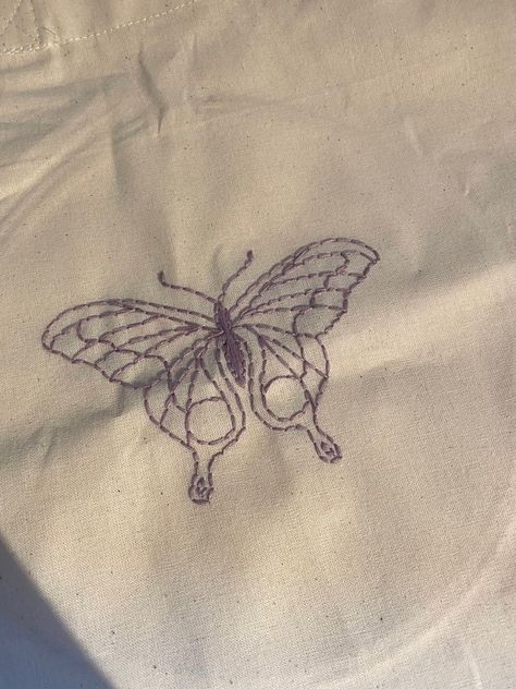 Butterfly Outline Embroidery, Bookbag Embroidery Ideas, Embroider Butterfly Simple, Cute Butterfly Embroidery, Backpack Embroidery Ideas Easy, Embroidered Butterfly Simple, Embroidery Butterfly Easy, Simple Butterfly Embroidery, Painting Clothing