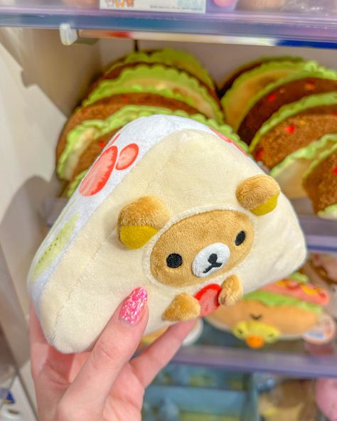 👀❤ Cute and cuddly, this Rilakkuma strawberry shortcake plushie is the perfect addition to your collection! 🍓🍰 #kawaiibox #rilakkuma #rilakkumaplushie #tokyogifts #kawaiiplushie Rilakkuma Food, Strawberry Rilakkuma, Rilakkuma Stuff, Rilakkuma Strawberry, Rilakkuma Plushie, Rilakkuma Plush, Food Plushies, Rilakkuma Wallpaper, Cute Squishies