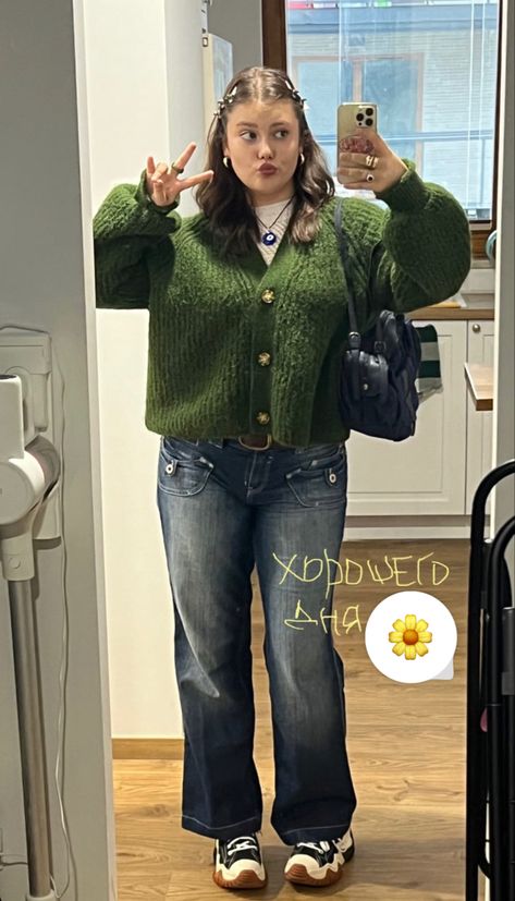 Culotte Shorts Outfit, Mid Sized Autumn Outfits, Curvy Sweater Outfit, Mid Size Baggy Outfit, Short Mid Size Fashion, Styling Flare Jeans Plus Size, Outfit Big Size Casual, Cute Winter Outfits Midsize, Y2k Winter Outfits Plus Size