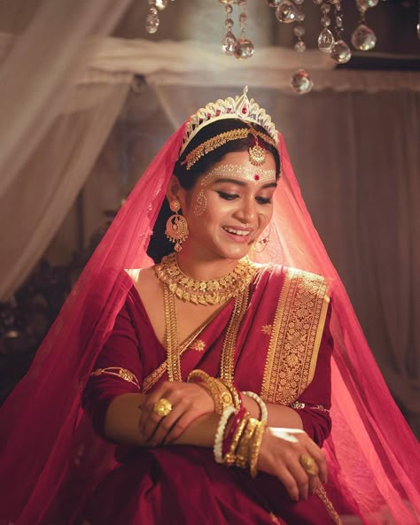 Anirban Mondal | 🌺A A D I T I Y A Bridal Trousseau 2024 Releasing soon … Kiran Mazumder Adorned in vibrant red, a Bengali bride graces the scene. Bold… | Instagram Dusky Bengali Bride, Bengali Bride Hairstyle, Simple Bengali Bride, Simple Bengali Bridal Look, Bengali Bride Traditional Look, Bengali Wedding Look, Bengali Hairstyle, Bengali Bridal Look, Bengali Photoshoot