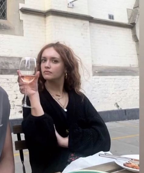 Olivia Cooke, Out With Friends, I Am Loving, Red Hair, On Tumblr, Wine, With Friends, Tumblr, Glass