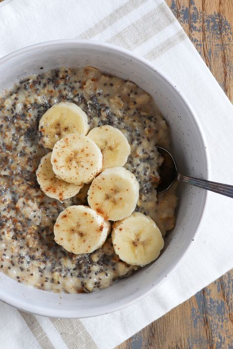 An easy high protein breakfast recipe made in the microwave. Oats mixed with protein powder topped with chia seeds, sliced banana, and cinnamon for a nutritious and filling breakfast. #oatmeal #protein #healthybreakfast Chia Oatmeal, Protein Powder In Oatmeal, Overnight Oats With Chia Seeds And Protein Powder, Banana Protein Baked Oats, Banana Protein Oatmeal, Banana Protein Overnight Oats, Chia Seed Oatmeal, Chia Pudding Recipes Healthy, Baked Oatmeal Healthy