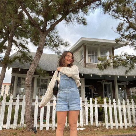 mary katherine | coastal lifestyle creator on Instagram: "a combo I can’t get enough of : sweaters + overalls 🤍🫶🏼 Pinterest aesthetic, outfit inspo, casual outfit, spring outfit, spring aesthetic, girly aesthetic, everyday outfits, Pinterest girl, minimal style, spring vibes, overall outfit , oversized sweater #pinterestaesthetic #pinterestgirl #coconutgirl #outfitinspo #springoutfits#girlyaesthetic #outfitideas #springoutfitideas #coastalstyle #springstyle #abercrombiejeans" Overall Shorts And Sweater, Fall Overall Shorts Outfits, Shortalls Outfit Spring, Overall Shorts With Sweater, Overalls Shorts Outfit Fall, Sweatshirt And Overalls Outfit, Overall And Sweater Outfit, Sweater And Overalls Outfits, Short Overalls Outfit Fall