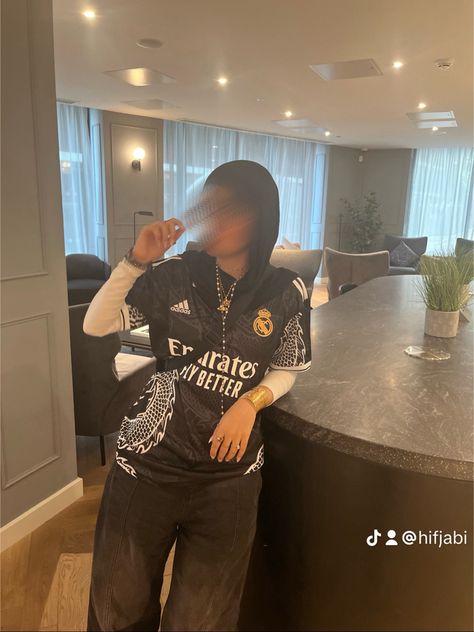 realmardid football top, hijabi outfit inspiration Hijabi Outfit Inspiration, Baddie Hijabi Outfits, New Hijab Style, Football Top, Hijabi Fits, Hijabi Outfit, Street Hijab Fashion, Streetwear Inspo, Fashion Top Outfits