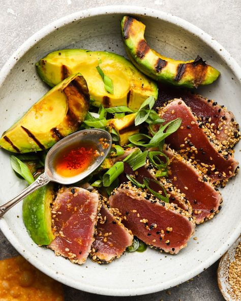 Major summertime vibes with this sesame seared ahi tuna ​&​ grilled avocados (tossed in a ginger ponzu sauce). Been spending a lot of time outside on the grill and this is the perfect summery, colorful recipe that stars the freshest California avocados. Grilled Ahi Tuna Recipe, Grilled Tuna Recipes, Thanksgiving Main Dishes, Ahi Tuna Recipe, Seared Ahi Tuna, Avocado Dishes, Grilled Avocado, Grilled Tuna, Seared Ahi