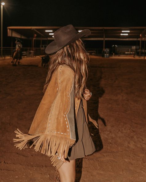 W|V 🤝 SHADY LADY . @westernvogueboutique + @shadyladyandco = Viva Las Vaqeros!🎰✨ Our 1st NFR Collection of the year drops THIS Friday, September 27th @8AM-CST!💗 So thankful to be able to catch up with friends & create a photoshoot together!🥹 . . . Cool Cowgirl Aesthetic, Western Attire For Women, High Fashion Western, Classy Western Outfits, Western Vogue, Hoedown Throwdown, Vintage Western Aesthetic, Luxury Cowgirl, Modern Western Fashion