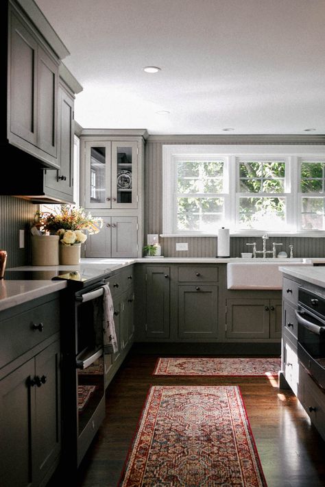 Before & After: Colonial Kitchen Reveal - The Coastal Confidence Traditional New England Kitchen, Colonial House Kitchen Remodel, New England Farmhouse Kitchen, New England Colonial Kitchen, Classic New England Home Interior, New England Kitchen Design, New England Colonial Interior, Farmhouse Sinks Kitchen, Colonial Kitchen Ideas