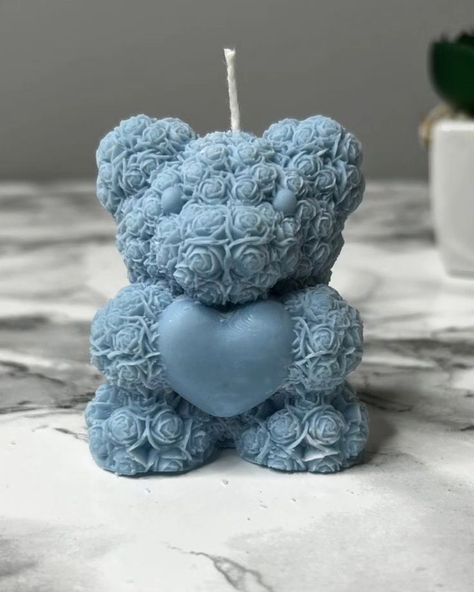 Embrace coziness and charm with our adorable Teddy Bear Candles! These delightful candles are the perfect addition to your home decor or a thoughtful gift for your loved ones. ✨🧸 W : 272 grams DM to enquiry/Order 💌 Teddy Bear Holding Heart, Bear Holding Heart, Baby Shower Roses, Boy Candle, Baby Candle, Homemade Scented Candles, Bear Candle, Baby Shower Candles, Cupcake Candle