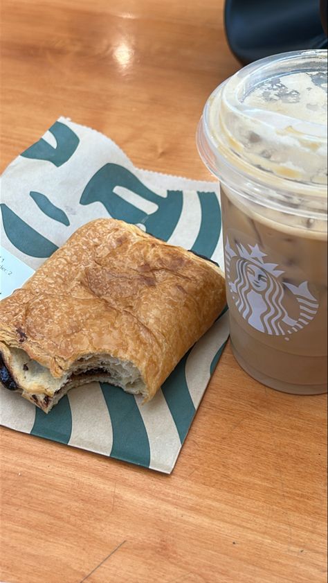 Starbucks coffee with chocolate croissant 😍 / aesthetic Chocolate Croissant Aesthetic, Starbucks Chocolate Croissant, Starbucks Croissant, Coffee With Chocolate, Croissant Aesthetic, Starbucks Chocolate, Cheese Croissant, Junk Food Snacks, Chocolate Croissant